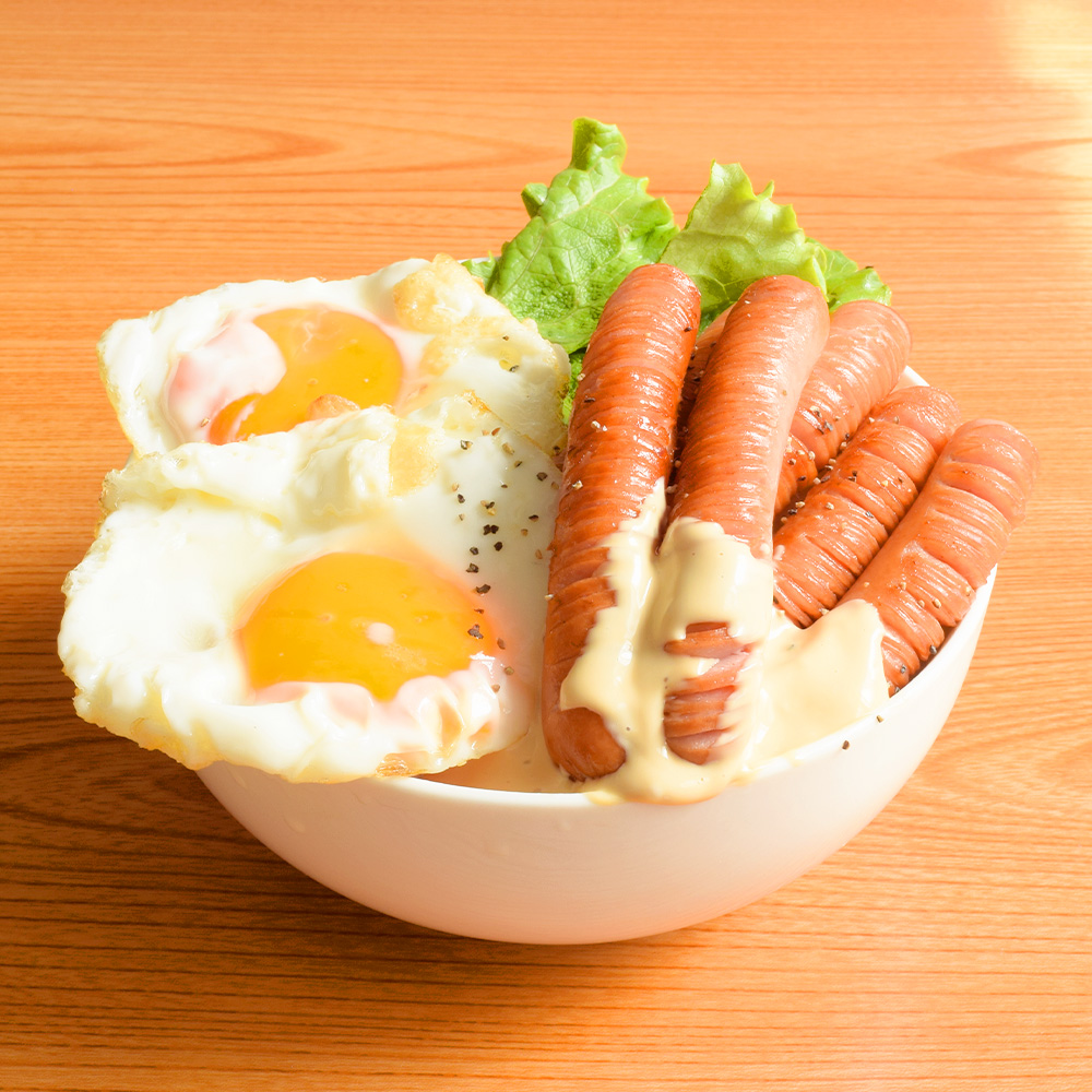 粗びきソーセージダブルエッグ飯